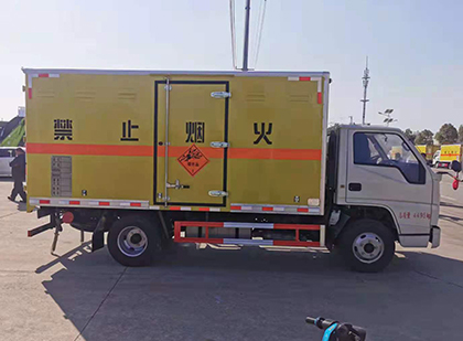 临湘爆破器材运输车技术升级与安全合规新趋势